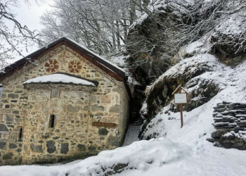 Verschneite Steinkirche