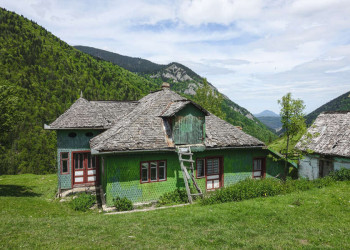 Grünes Haus in den Bergen