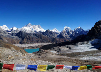 Himalaya-Panorama mit Gebetsfahnen