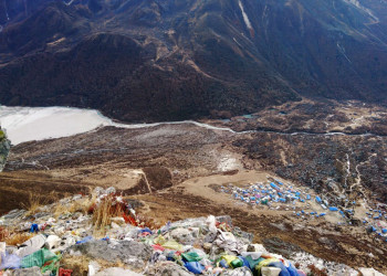 Talblick mit Gebetsfahnen