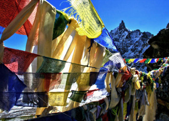 Gebetsfahnen im Gebirge