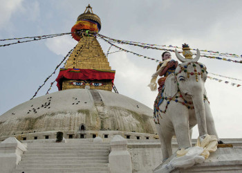 Elefantenstatue und Stupa