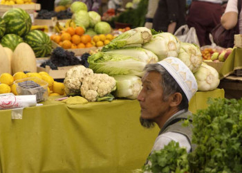 Marktstand mit frischem Obst und Gemüse