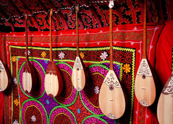 Traditionelle Dombra Instrumente