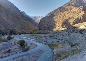 Zeltlager im Gebirgstal