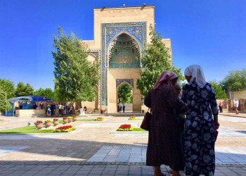 Verziertes Gebäude und Besucherinnen
