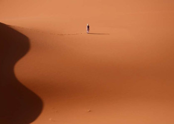 Person auf Sanddüne