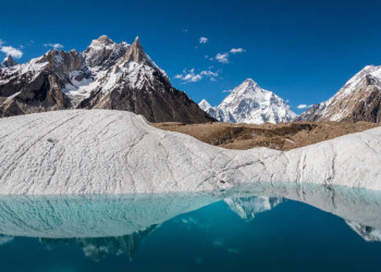 Gletschersee und Bergpanorama