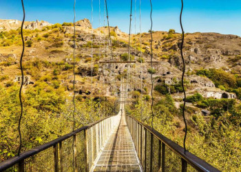 Hängebrücke und Höhlenwohnungen