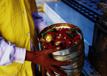 Ein Brahmanenpriester mit Opfergaben für die Hindugötter im Tempel