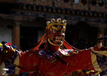 Maskierter Tänzer auf einem Klosterfest