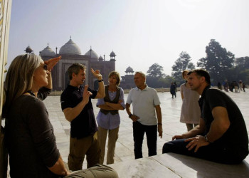 Studiosus-Reiseleiter mit Gruppe am Taj Mahal