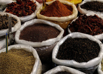 Ein Fest der Farben und Düfte: Indiens Gewürze