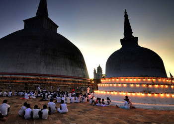 Gläubige vor dem großen Stupa in Anuradhapura
