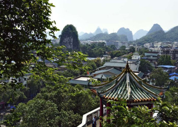 Karstlandschaft mit Pavillon