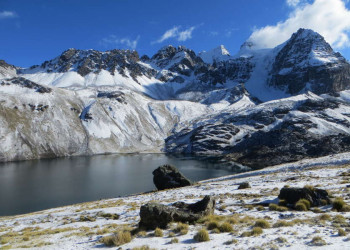 Bergsee und verschneite Gipfel