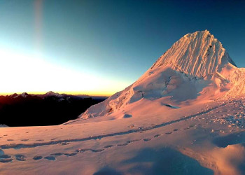 Berggipfel im Sonnenaufgang