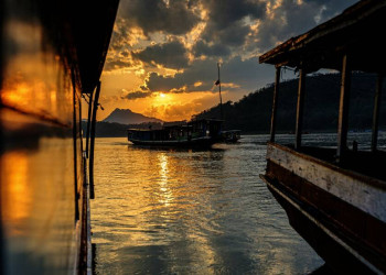 Stimmungsvoller Sonnenuntergang über dem Mekong