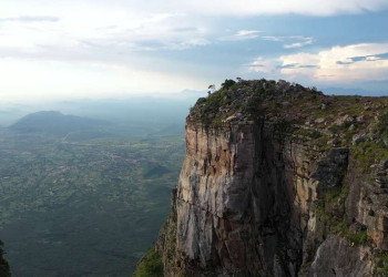 Felsklippe über dem Tal