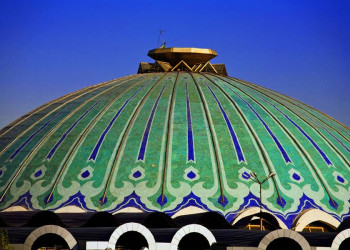 Die bunte Kuppel des Chorsu-Basars in Taschkent