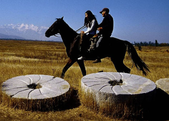 Alte Mühlsteine in der kirgisischen Steppe