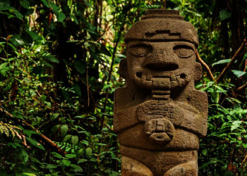 Flötenspieler-Statue der San-Agustín-Kultur