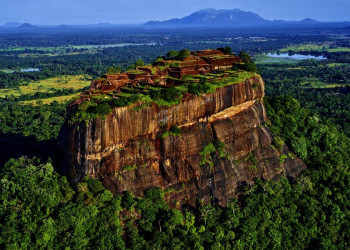 Der Löwenfelsen von Sigiriya ragt über dem Dschungel heraus