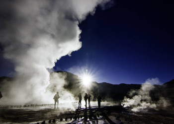Spektakulärer Anblick des Geysirs El Tatio in den frühen Morgenstunden