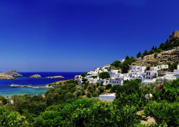 Altstadt und die Burg von Lindos auf Rhodos