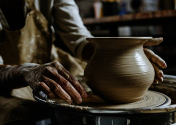 Aus einem Klumpen Ton entsteht ein wunderbares Gefäß.