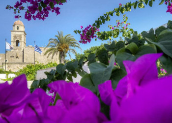 Kloster Toplou mit Bougainvillea