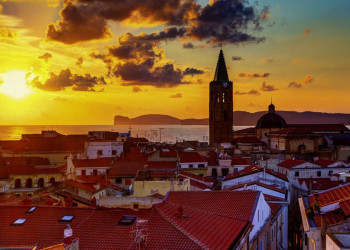 Blick über die Dächer von Alghero bei Sonnenuntergang