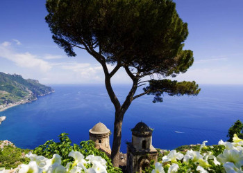 Blick von der Villa Rufolo in Ravello auf das Meer