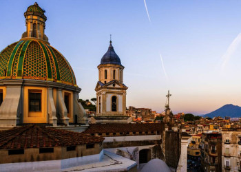 Bunte Kirchenkuppel in Neapel