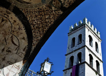 Der Torre del Popolo am Hauptplatz von Assisi