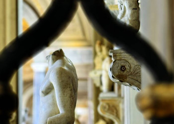 Eine Statue in einem Palazzo