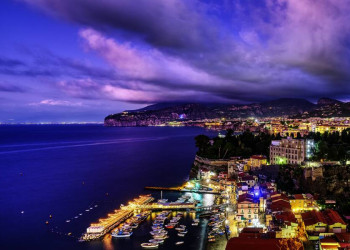 Blick über Sorrent bei Nacht