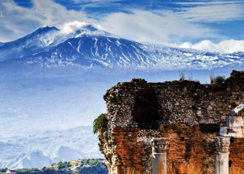 Teatro Greco in Taormina mit Ätna im Hintergrund