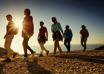 Man wandert gern auf Klippenwegen in Portugal.