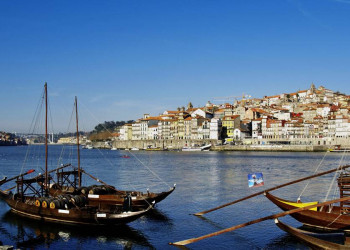 Portweinschiffe auf dem Douro in Porto