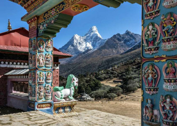 Himalaya-Blick durch Kloster-Tor
