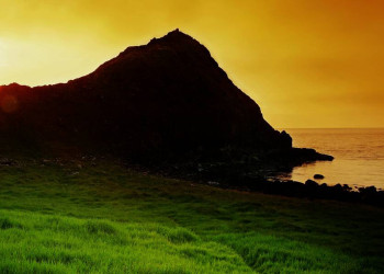 Küstenlandschaft bei Sonnenuntergang