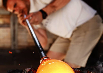 Hier wird's persönlich: beim Glasbläser in Smaaland!