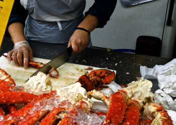 Norwegische Spezialitäten: Frischer Fisch und Meeresfrüchte vom Markt