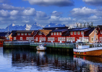 Die Farben der Lofoten - das leuchtende Rot der Rorbuer