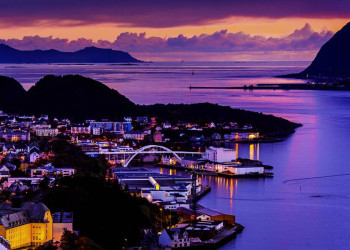 Küstenstadt Alesund bei Sonnenuntergang