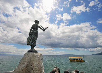 Das Mädchen mit der Möwe in Opatija, Kroatien