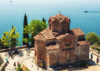 Die Kaneokirche über dem Ohrid-See, ein weltbekanntes Fotomotiv