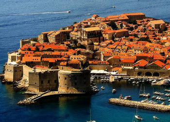 Die Altstadt von Dubrovnik, malerisch umspielt vom Adriatischen Meer