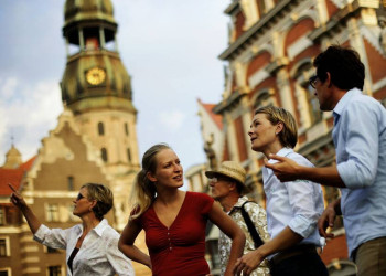 Reisegruppe vor Schwarzhäupterhaus und Petrikirche in Riga